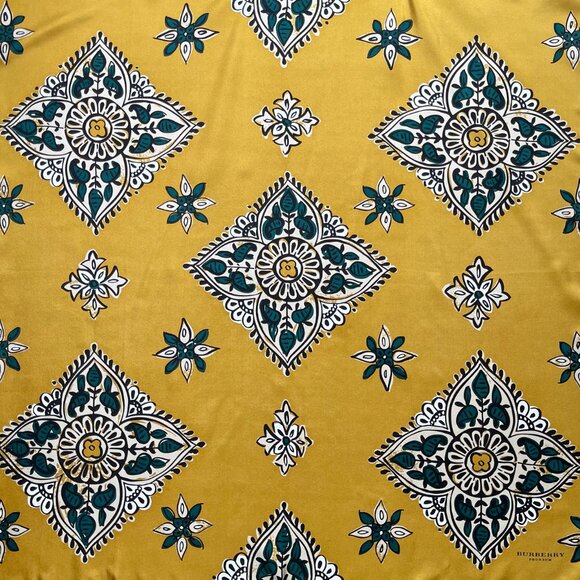 NWT Burberry Scarf Lucky Alhambra Flower Silk Wrap - Picture 1 of 16